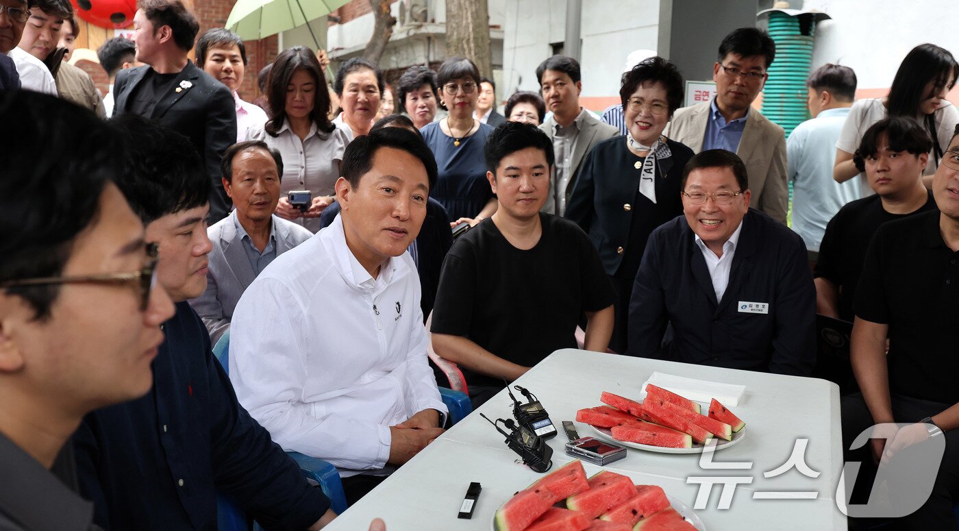본문 이미지 - 이날 오 시장은 신속통합 재개발 지역으로 지정된 자양4동 A구역을 찾아 지역 주민들로부터 현장 목소리를 청취했다. 자양4동 A구역은 재개발 사업을 통해 약 3000가구 한강 조망 아파트 단지로 탈바꿈할 전망이다. 2025.7.14/뉴스1 ⓒ News1 박지혜 기자