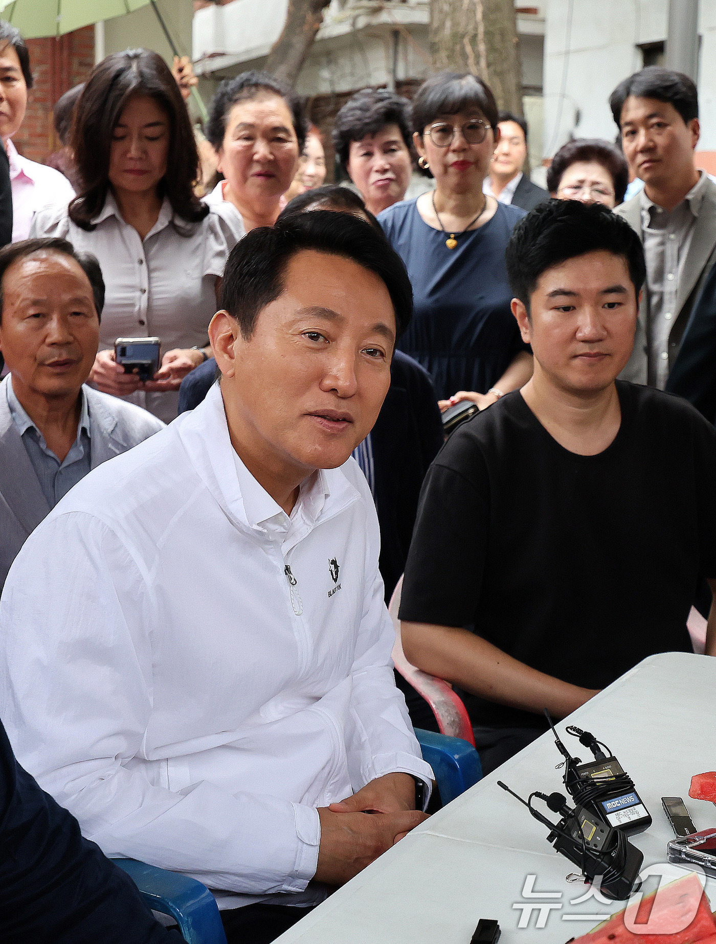 (서울=뉴스1) 박지혜 기자 = 오세훈 서울시장이 14일 서울 광진구 자양4동 신통기획 재개발 현장에서 주민들과 간담회를 갖고 있다.이날 오 시장은 신속통합 재개발 지역으로 지정된 …