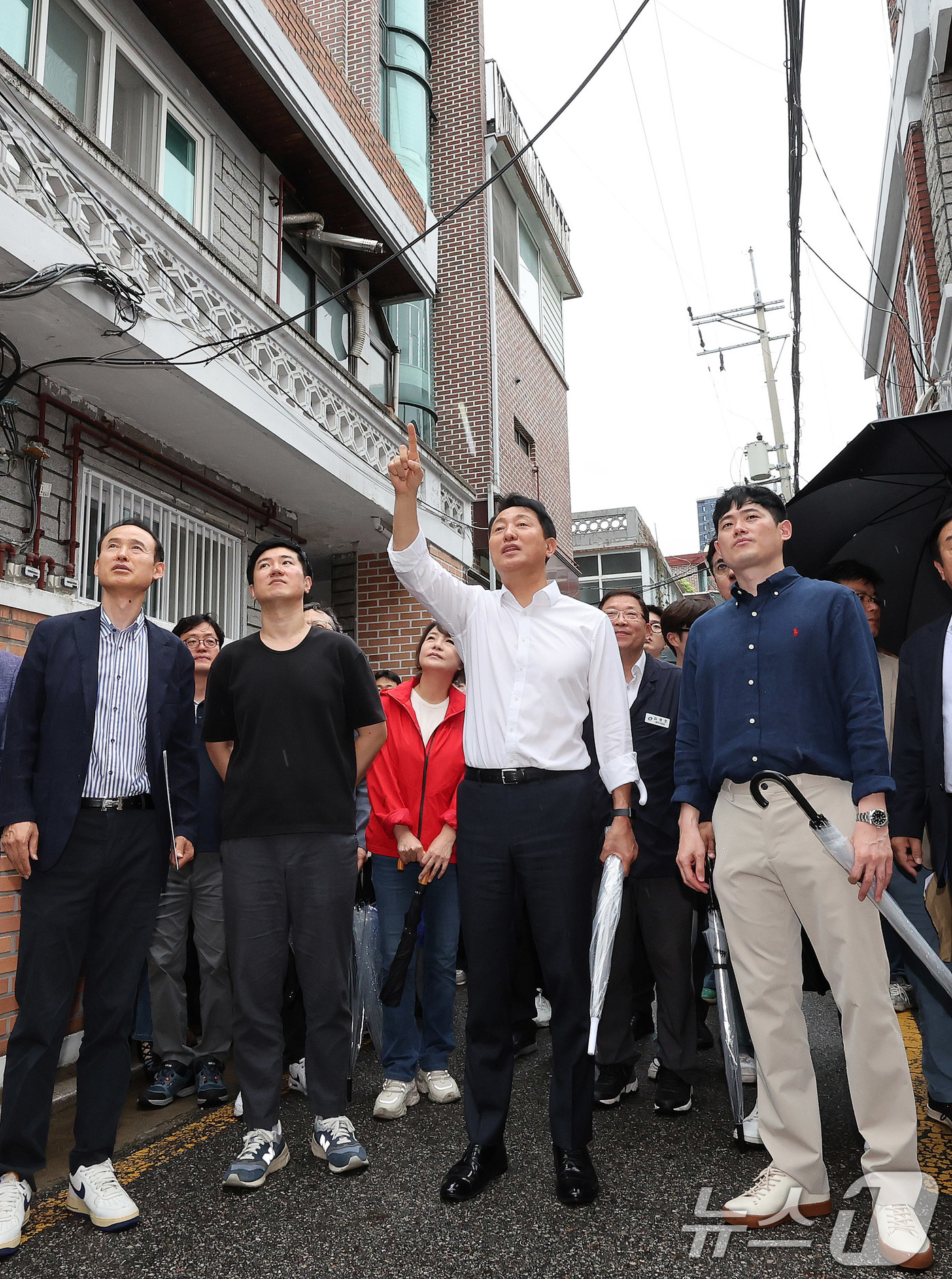 (서울=뉴스1) 박지혜 기자 = 오세훈 서울시장이 14일 서울 광진구 자양4동 신통기획 재개발 대상지를 찾아 현장점검을 하고 있다.이날 오 시장은 신속통합 재개발 지역으로 지정된 …