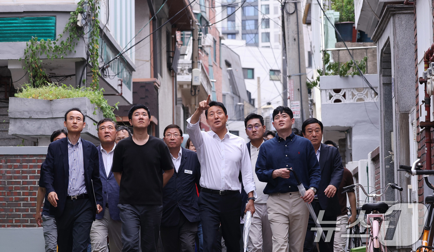 (서울=뉴스1) 박지혜 기자 = 오세훈 서울시장이 14일 서울 광진구 자양4동 신통기획 재개발 대상지를 찾아 현장점검을 하고 있다.이날 오 시장은 신속통합 재개발 지역으로 지정된 …