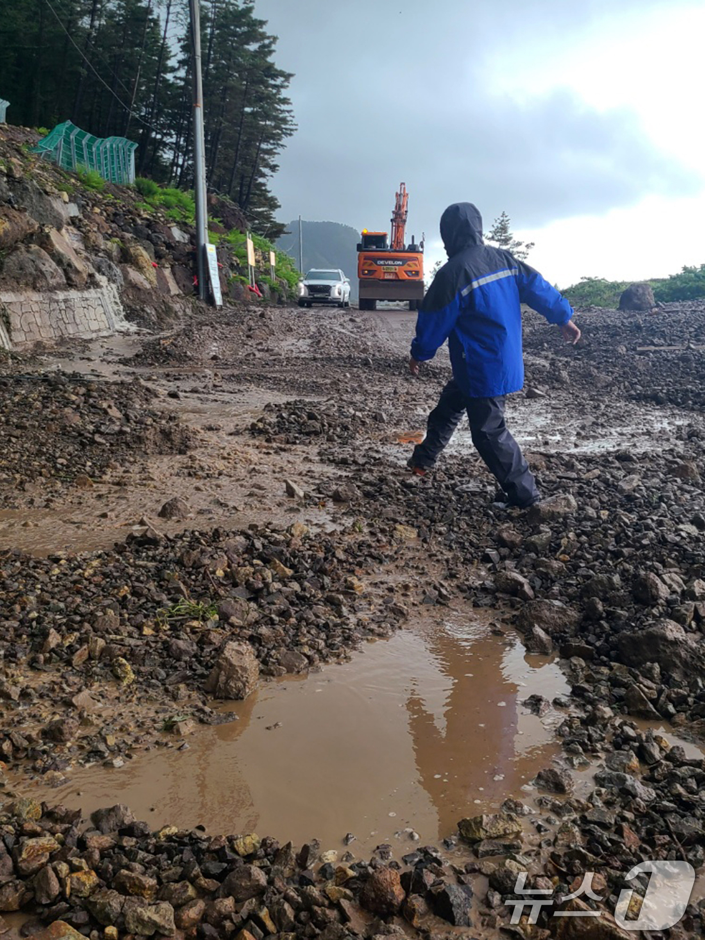 (울릉=뉴스1) 최창호 기자 = 14일 경북 울릉군 현포리 노인봉 도로 구간에서 다량의 낙석과 토사가 흘러내려 교통이 통제되고 있다. (울릉군제공, 제판매 및 DB금자) 2025. …