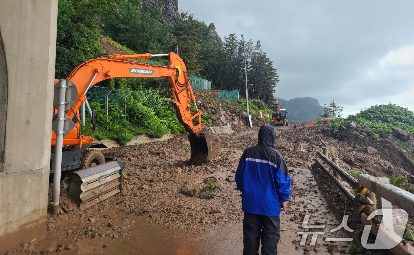 (울릉=뉴스1) 최창호 기자 = 14일 경북 울릉군 현포리 노인봉 도로 구간에서 다량의 낙석과 토사가 흘러내려 교통이 통제되고 있다. (울릉군제공, 제판매 및 DB금자) 2025. …