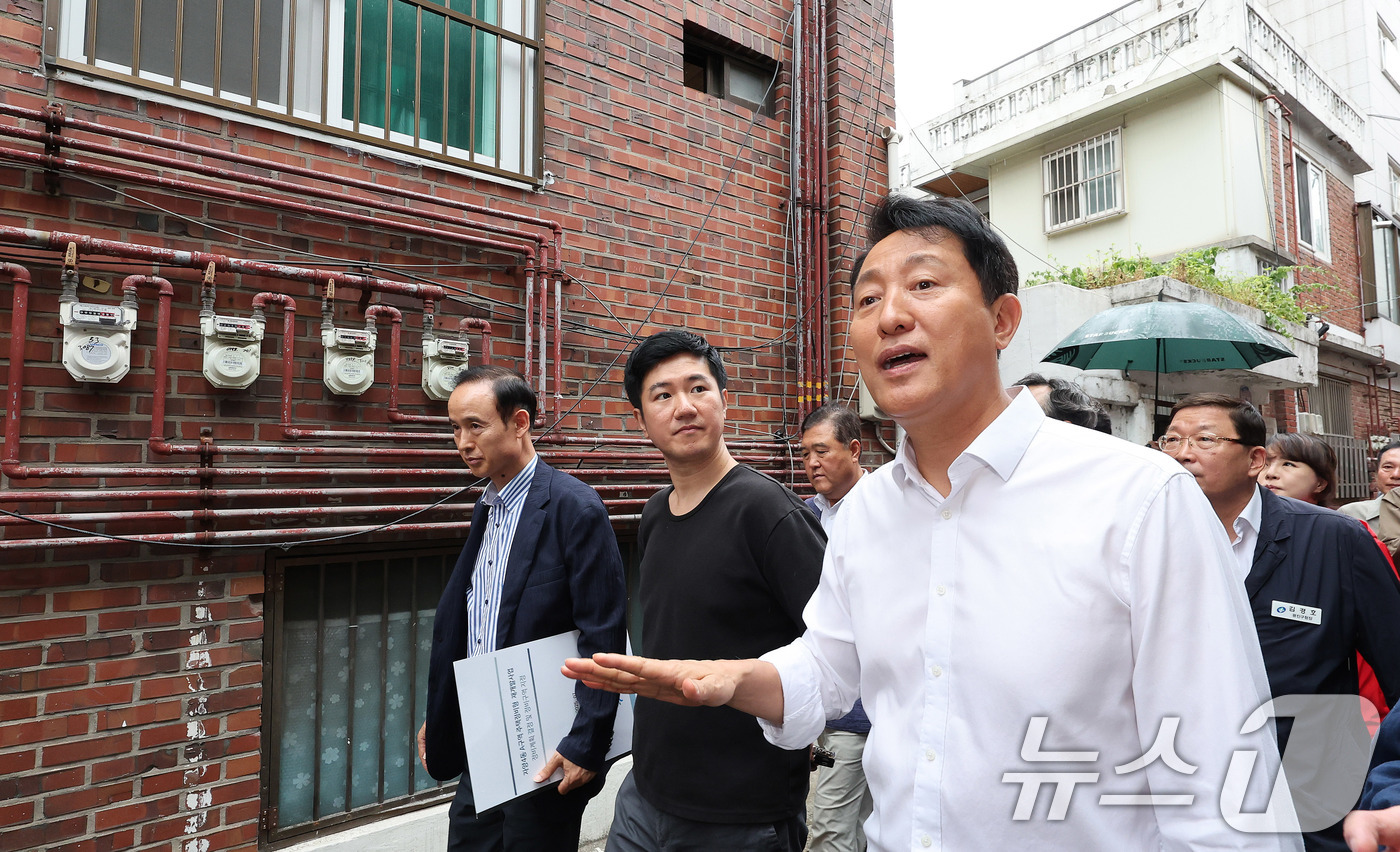 (서울=뉴스1) 박지혜 기자 = 오세훈 서울시장이 14일 서울 광진구 자양4동 신통기획 재개발 대상지를 찾아 현장점검을 하고 있다.이날 오 시장은 신속통합 재개발 지역으로 지정된 …