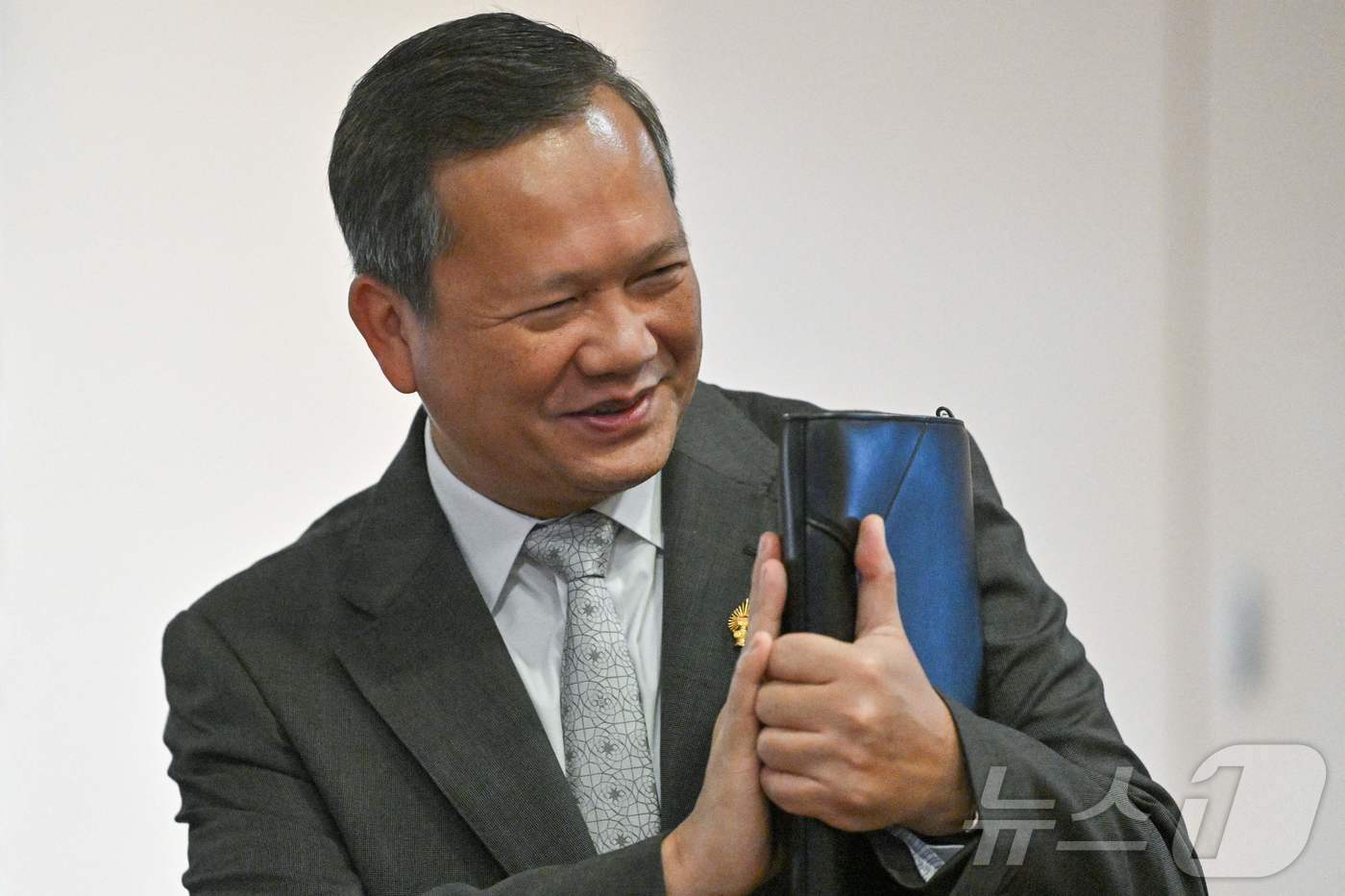 (프놈펜 AFP=뉴스1) 윤다정 기자 = 11일(현지시간) 캄보디아 프놈펜 국회의사당에서 열린 회의에 참석하기 위해 도착한 훈 마넷 캄보디아 총리가 시민들에게 인사하고 있다. 20 …