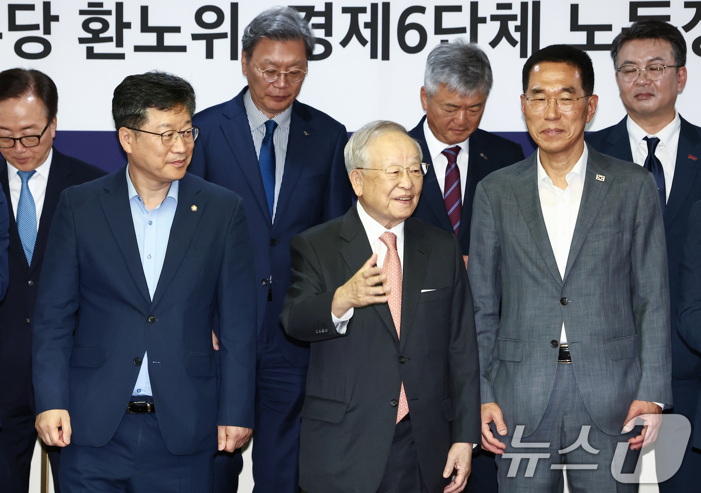 (서울=뉴스1) 김민지 기자 = 안호영 국회 환경노동위원장과 손경식 한국경영자총협회장을 비롯한 참석자들이 14일 오후 서울 마포구 한국경영자총협회에서 열린 '더불어민주당 환경노동위 …