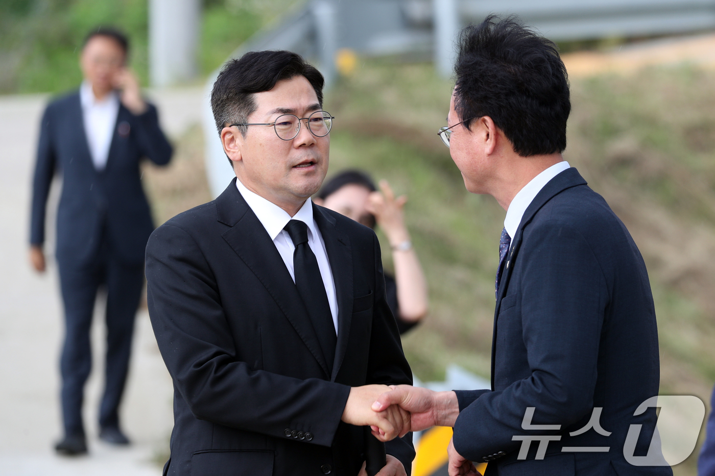 (청주=뉴스1) 김용빈 기자 = 박찬대 더불어민주당 당대표 후보가 14일 오후 충북 청주시 흥덕구 오송 궁평2지하차도를 찾기 전 송재봉 의원과 인사하고 있다. 2025.7.14/뉴 …