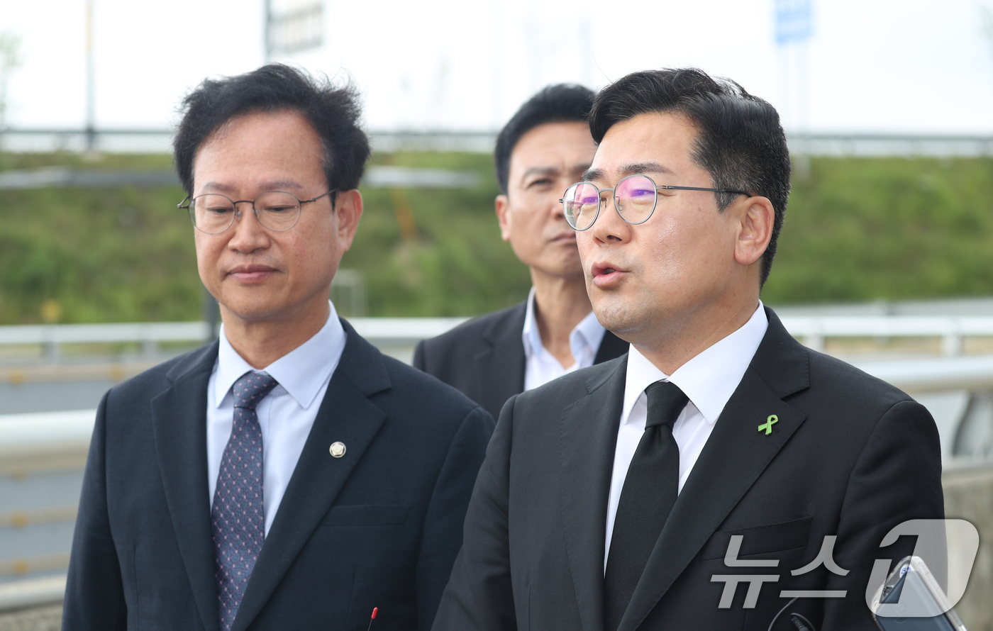 (청주=뉴스1) 김용빈 기자 = 박찬대 더불어민주당 당대표 후보가 14일 오후 충북 청주시 흥덕구 오송 궁평2지하차도를 방문한 뒤 취재진 질문에 답하고 있다. 2025.7.14/뉴 …