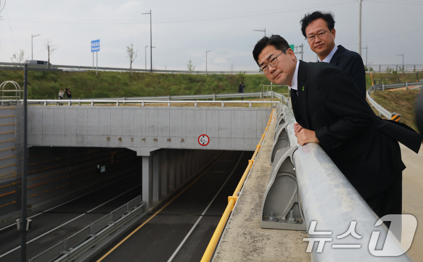 (청주=뉴스1) 김용빈 기자 = 박찬대 더불어민주당 당대표 후보가 14일 오후 충북 청주시 흥덕구 오송 궁평2지하차도를 찾아 희생자를 위로하고 시설물을 살펴보고 있다. 2025.7 …
