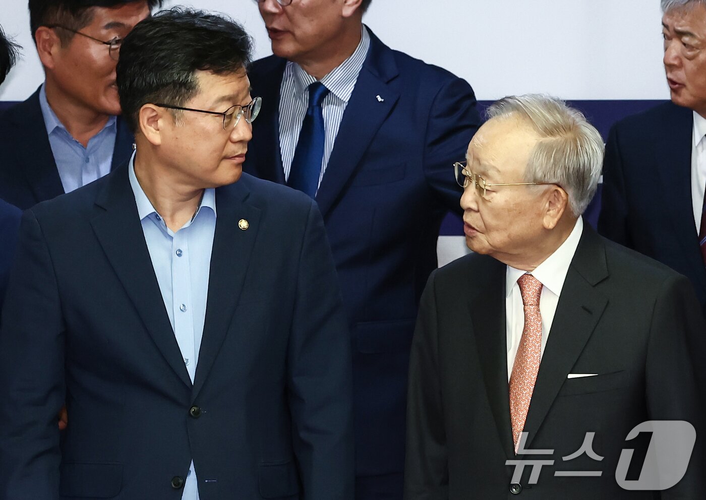 본문 이미지 - 안호영 국회 환경노동위원장&#40;앞줄 왼쪽&#41;과 손경식 한국경영자총협회장이 14일 오후 서울 마포구 한국경영자총협회에서 열린 &#39;더불어민주당 환경노동위원회·경제6단체 노동정책 간담회&#39;에서 기념촬영에 앞서 대화하고 있다. 2025.7.14/뉴스1 ⓒ News1 김민지 기자
