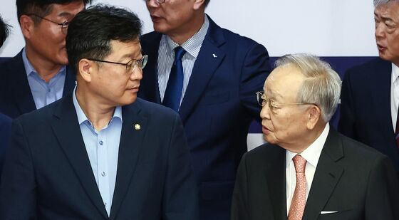 손경식 경총 회장과 대화하는 안호영 위원장