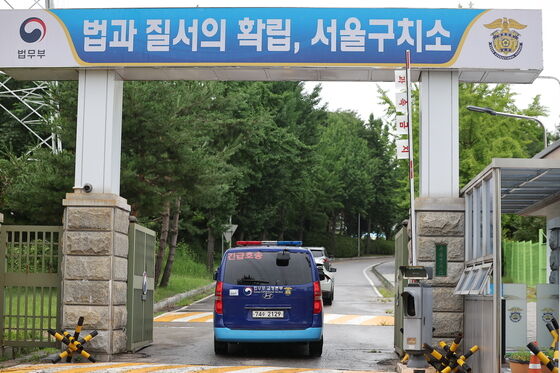 교도관, 뒷돈 받고 독방 배정…경찰, 서울구치소·교정본부 압색(종합)