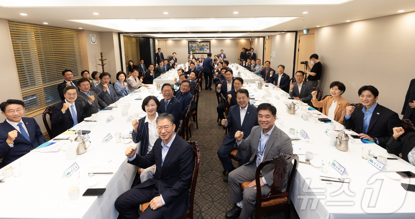 (서울=뉴스1) = 김동연 경기도지사가 14일 서울 여의도의 한 식당에서 열린 더불어민주당 경기지역 국회의원 및 원외위원장들과 정책간담회에서 기념 촬영하고 있다. (경기도 제공. …