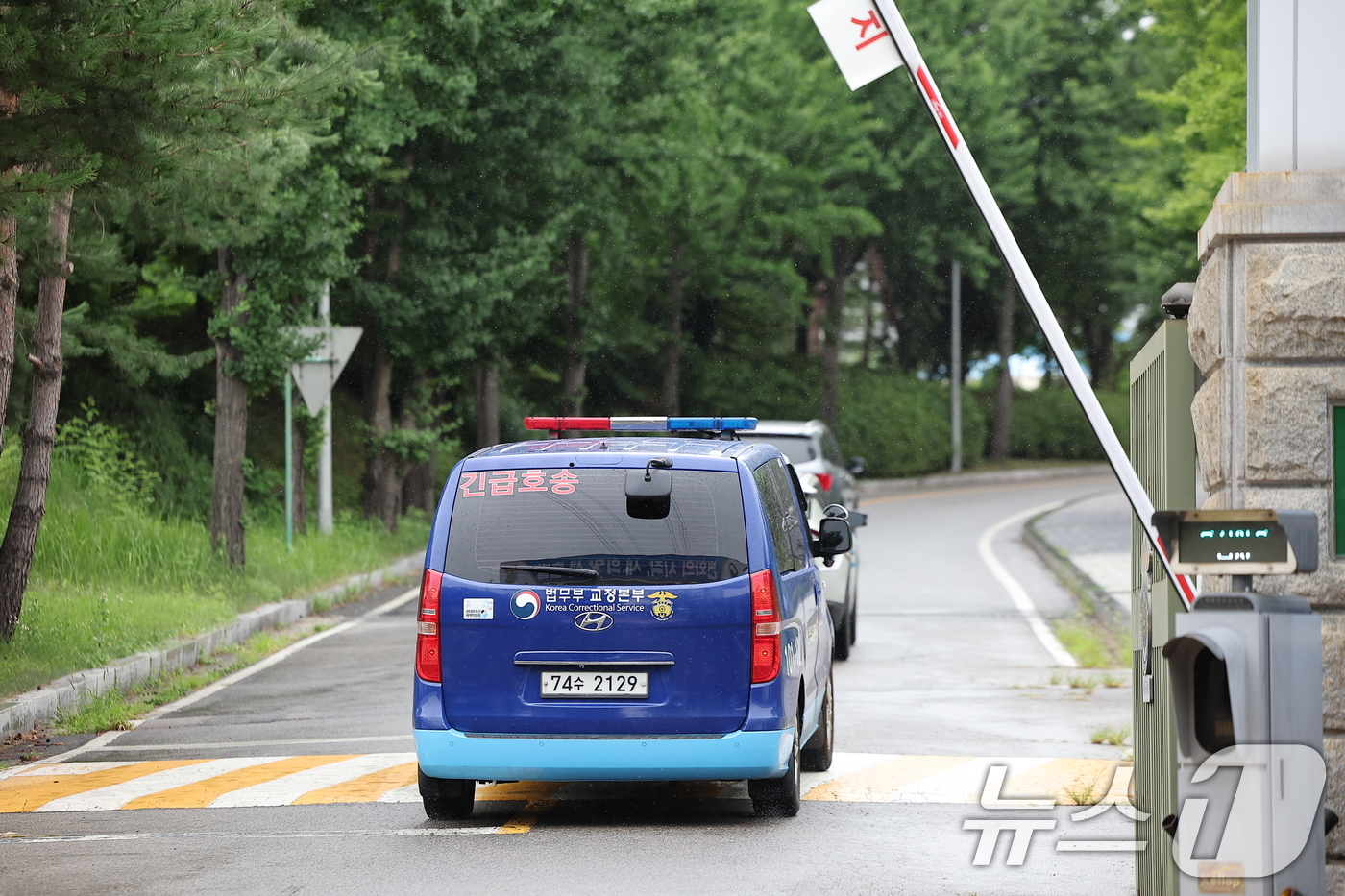 (의왕=뉴스1) 김진환 기자 = 내란 특검 2차 소환에 불응한 윤석열 전 대통령에 대한 강제 구인 절차에 돌입한 14일 오후 경기도 의왕시 서울구치소로 법무부 호송차량이 들어서고 …