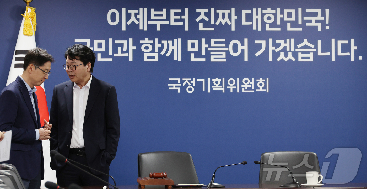 (서울=뉴스1) 황기선 기자 = 이한주(오른쪽) 국정기획위원장과 김경수 지방시대위원회 위원장이 14일 서울 종로구 정부서울청사 창성동 별관에서 열린 국정기획위원회-지방시대위원회 간 …