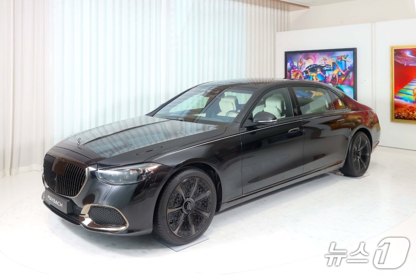 본문 이미지 - 14일 서울 강남 압구정동 &#39;마이바흐 브랜드센터 서울&#39; 3층에 전시된 S-클래스 실버 라이닝&lt;자료시잔&gt;&#40;메르세데스-벤츠 코리아 제공&#41;. 2025.07.14.
