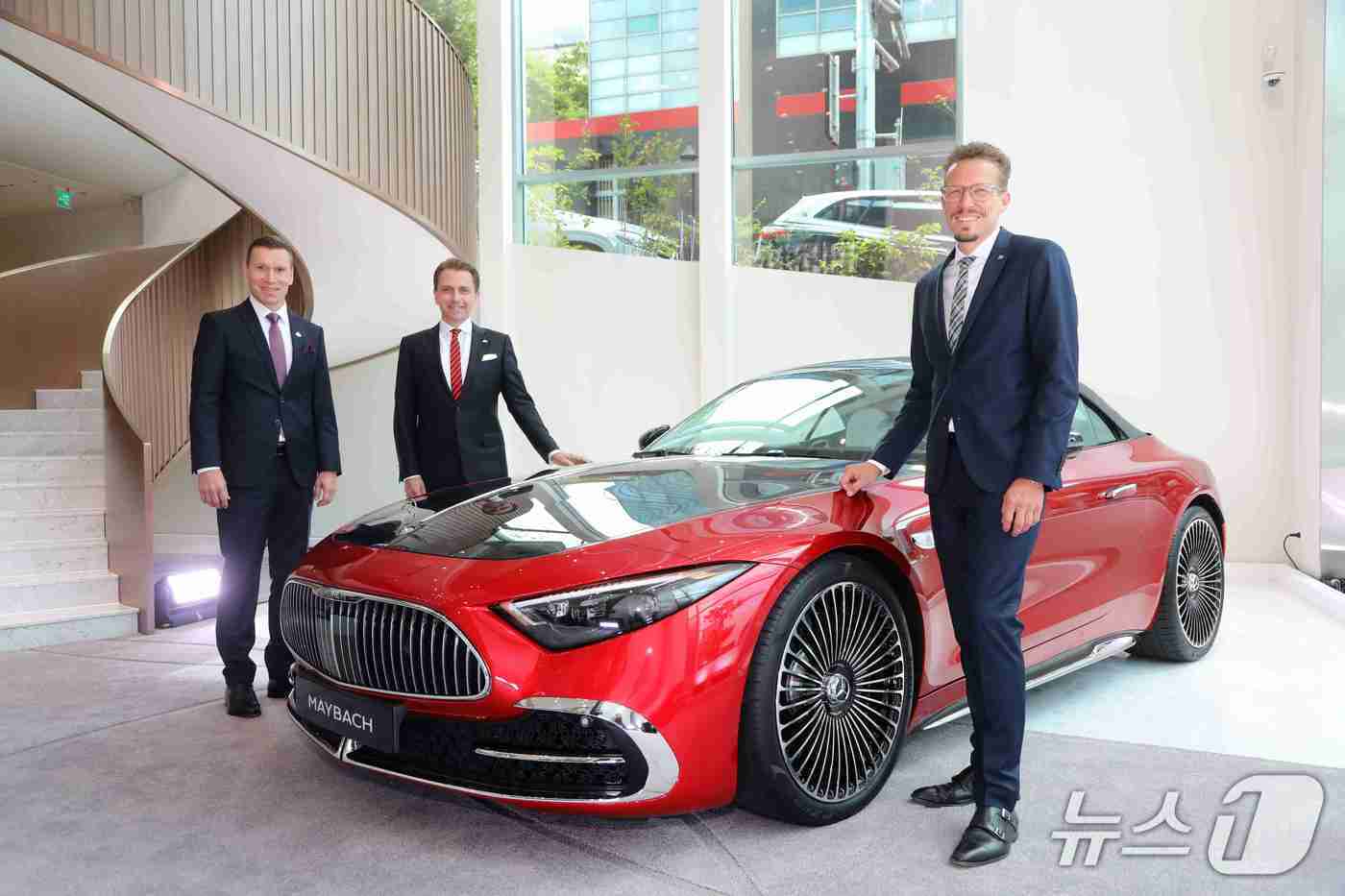 본문 이미지 - 14일 서울 강남 압구정동에서 문을 연 &#39;마이바흐 브랜드센터 서울&#39;에서 관계자들이 &#39;마이바흐 SL&#39;차량을 배경으로 기념 사진을 촬영한 모습&lt;자료사진&gt;&#40;메르세데스-벤츠 코리아 제공&#41;. 2025.07.14.