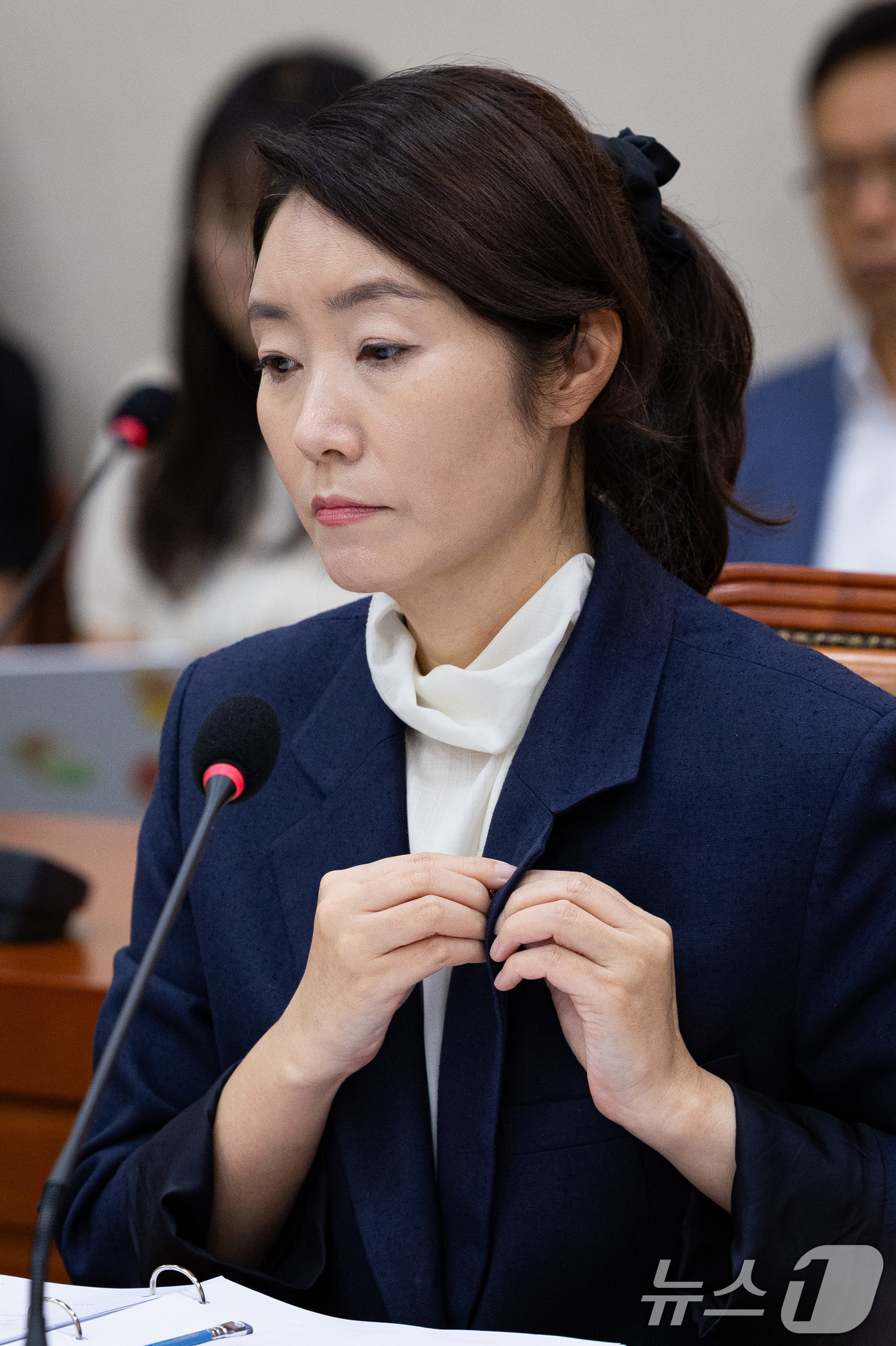 (서울=뉴스1) 유승관 기자 = 강선우 여성가족부 장관 후보자가 14일 서울 여의도 국회에서 열린 인사청문회에 출석해 국무위원 후보자가 국회의원 배지를 달고 있는 것에 대해 이인선 …