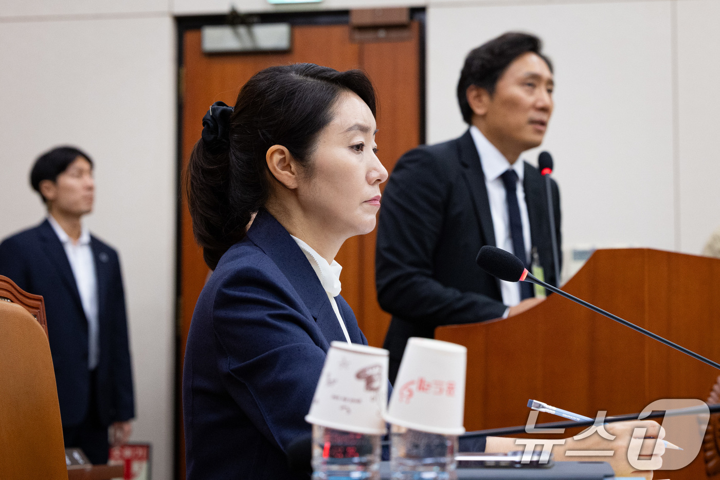 (서울=뉴스1) 유승관 기자 = 강선우 여성가족부 장관 후보자가 14일 서울 여의도 국회에서 열린 인사청문회에서 증인으로 출석한 이의일 엑셀세라퓨틱스 대표의 답변을 경청하고 있다. …