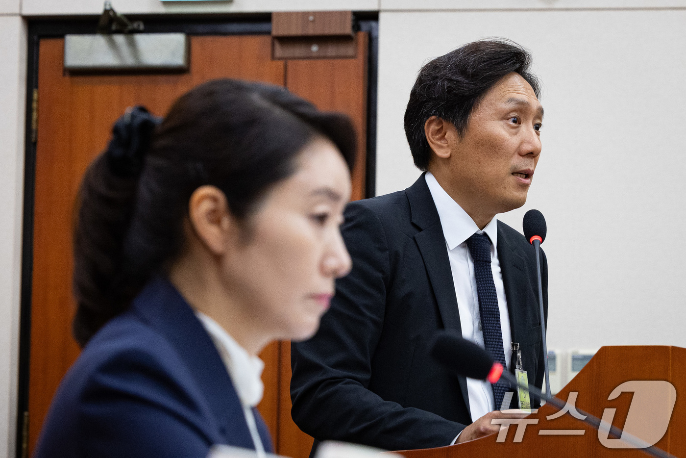 (서울=뉴스1) 유승관 기자 = 이의일 엑셀세라퓨틱스 대표가 14일 서울 여의도 국회에서 열린 강선우 여성가족부 장관 후보자 인사청문회에 증인으로 출석해 의원 질의에 답하고 있다. …