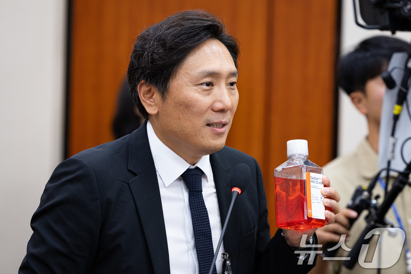 (서울=뉴스1) 유승관 기자 = 이의일 엑셀세라퓨틱스 대표가 14일 서울 여의도 국회에서 열린 강선우 여성가족부 장관 후보자 인사청문회에 증인으로 출석해 의원 질의에 답하고 있다. …