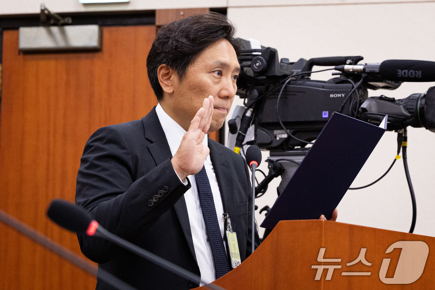 (서울=뉴스1) 유승관 기자 = 이의일 엑셀세라퓨틱스 대표가 14일 서울 여의도 국회에서 열린 강선우 여성가족부 장관 후보자 인사청문회에 증인으로 출석해 증인 선서를 하고 있다. …