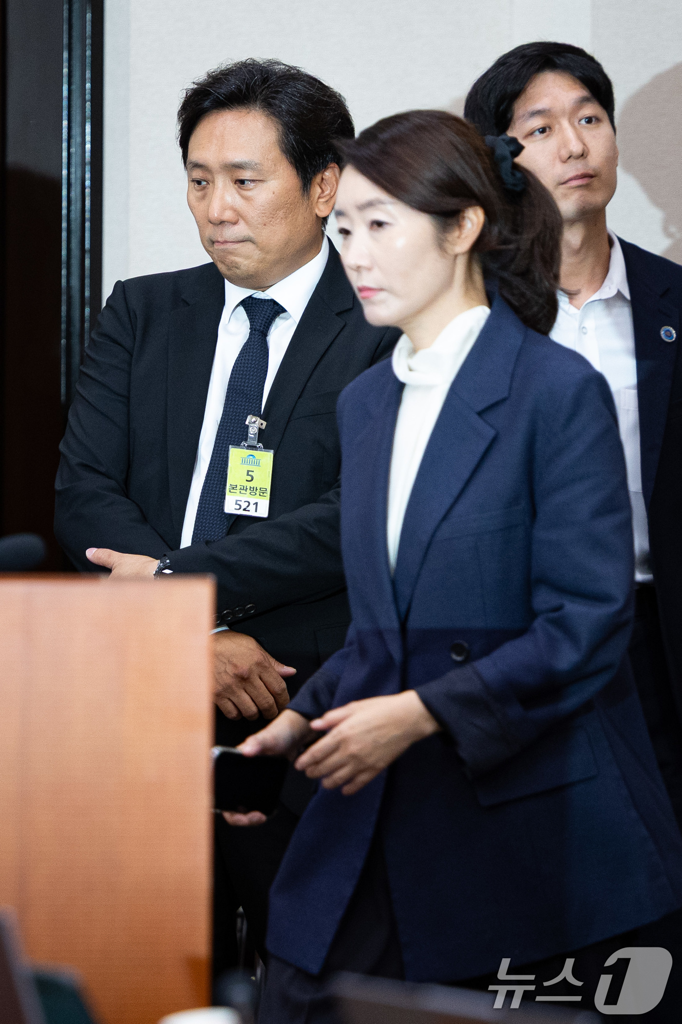 (서울=뉴스1) 유승관 기자 = 14일 서울 여의도 국회에서 열린 강선우 여성가족부 장관 후보자 인사청문회에 증인으로 출석한 이의일 엑셀세라퓨틱스 대표 앞으로 강 후보자가 지나고 …