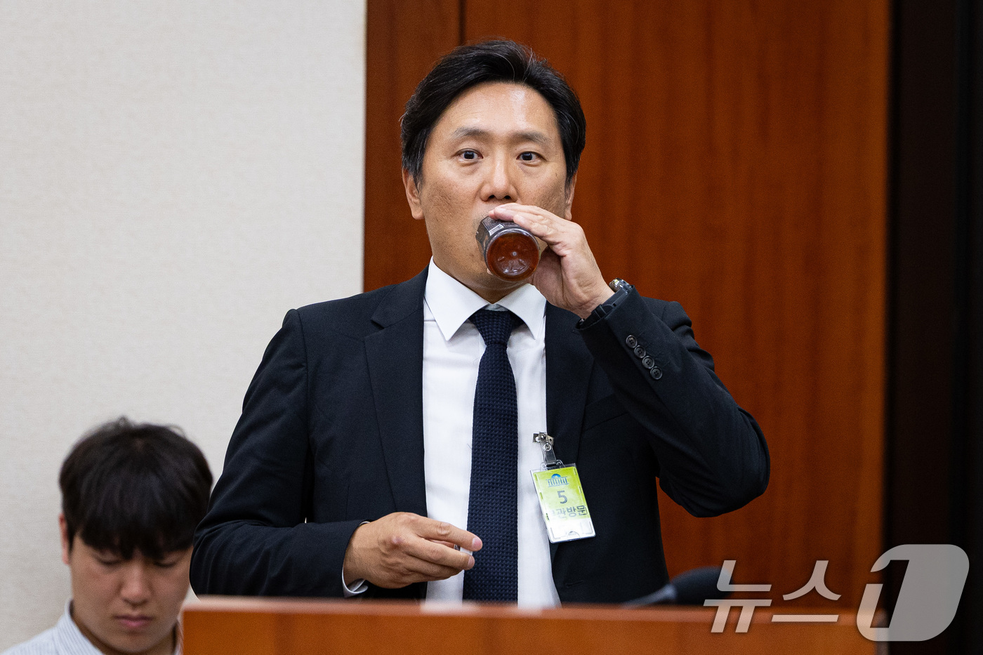 (서울=뉴스1) 유승관 기자 = 이의일 엑셀세라퓨틱스 대표가 14일 서울 여의도 국회에서 열린 강선우 여성가족부 장관 후보자 인사청문회에 증인으로 출석해 물을 마시고 있다. 202 …