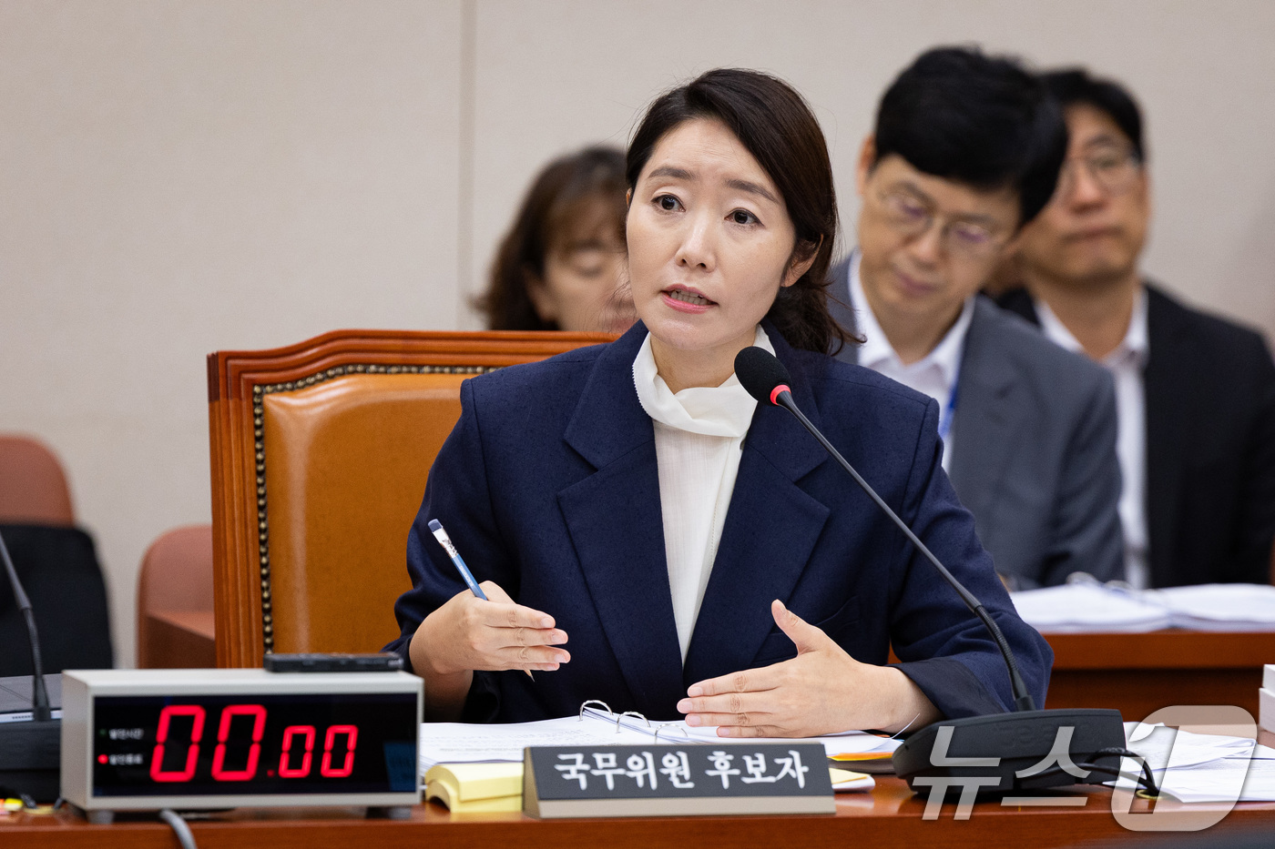 (서울=뉴스1) 유승관 기자 = 강선우 여성가족부 장관 후보자가 14일 서울 여의도 국회에서 열린 인사청문회에 출석해 의원 질의에 답하고 있다. 2025.7.14/뉴스1