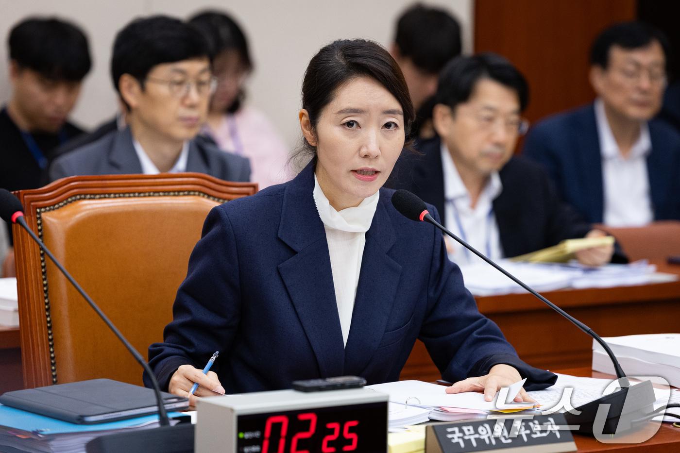 (서울=뉴스1) 유승관 기자 = 강선우 여성가족부 장관 후보자가 14일 서울 여의도 국회에서 열린 인사청문회에 출석해 의원 질의에 답하고 있다. 2025.7.14/뉴스1