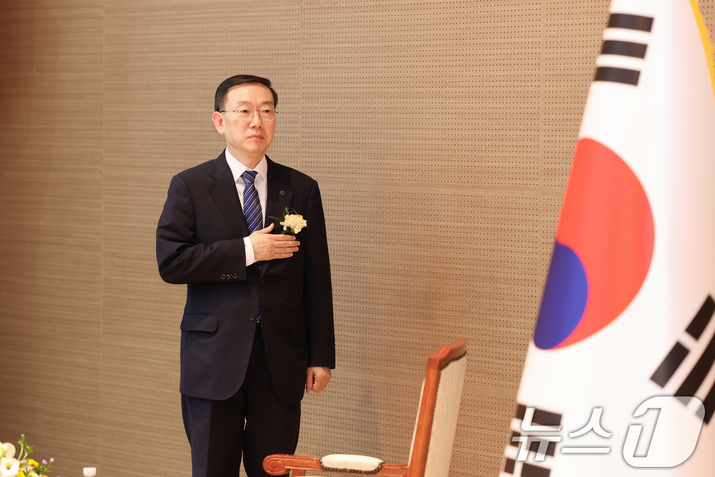 (서울=뉴스1) = 이명구 관세청장이 14일 대전 서구 정부대전청사에서 열린 취임식에서 국민의례를 하고 있다. (관세청 제공. 재판매 및 DB금지) 2025.7.14/뉴스1