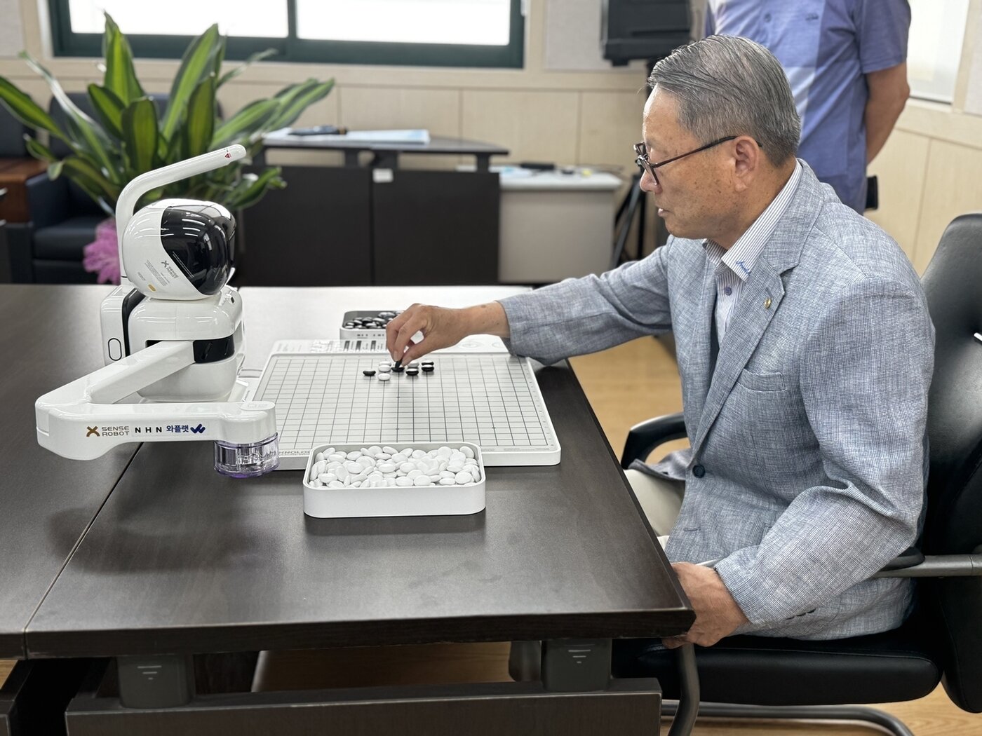 본문 이미지 - NHN이 충북 진천군에 기증한 AI 돌봄로봇 &#39;바둑이&#39;를 사용하는 모습 &#40;NHN 제공&#41;