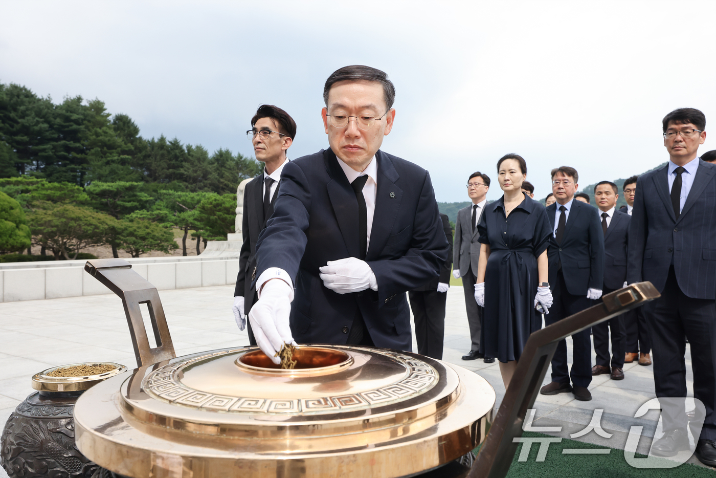 (서울=뉴스1) = 이명구 관세청장이 14일 대전 유성구 국립대전현충원에 방문해 헌화를 하고 있다. (관세청 제공. 재판매 및 DB금지) 2025.7.14/뉴스1