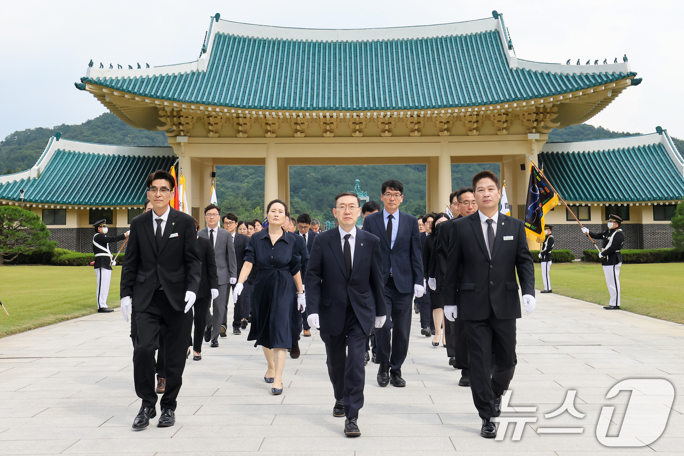 (서울=뉴스1) = 이명구 관세청장이 14일 대전 유성구 국립대전현충원에 방문해 이동을 하고 있다. (관세청 제공. 재판매 및 DB금지) 2025.7.14/뉴스1