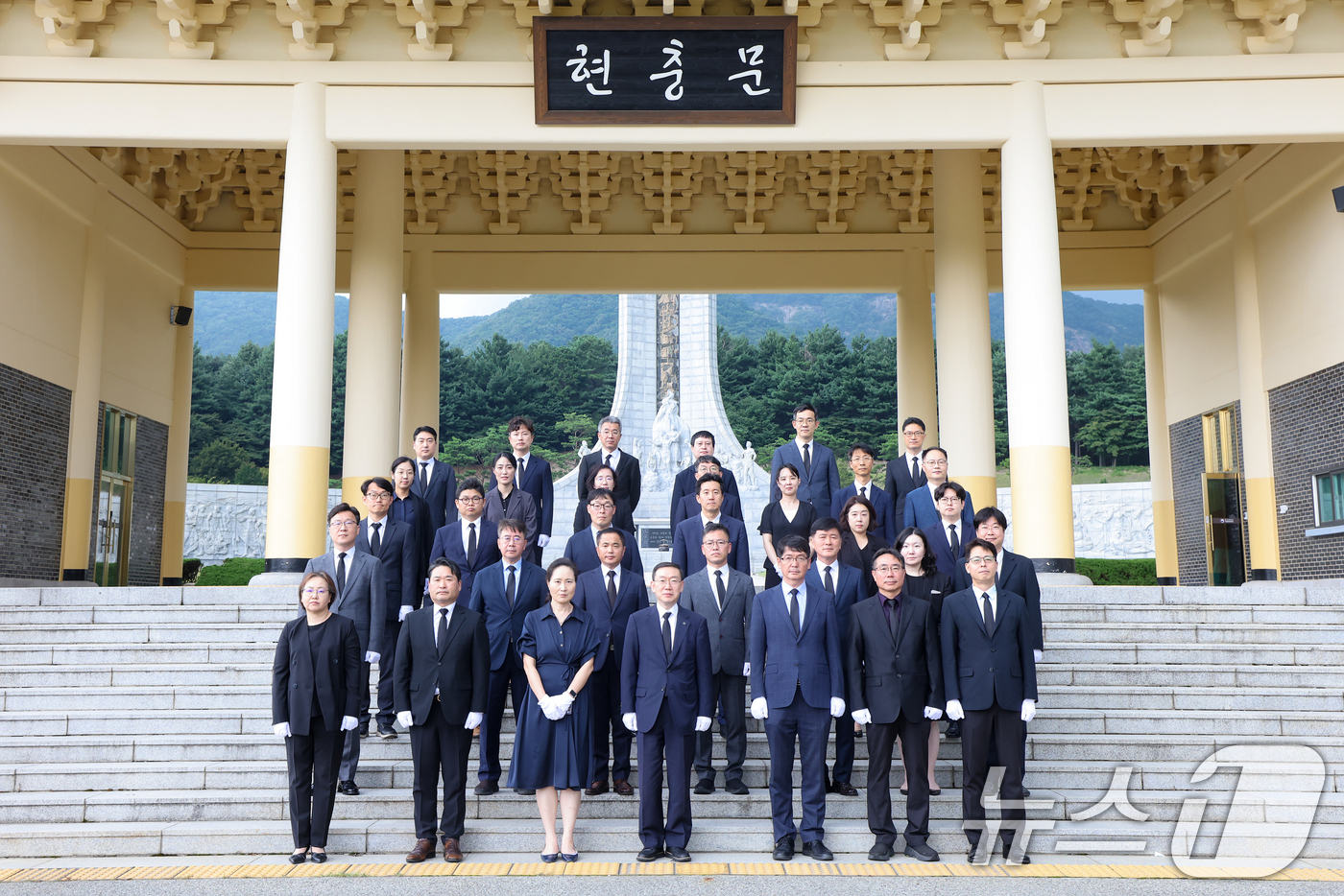 (서울=뉴스1) = 이명구 관세청장이 14일 대전 유성구 국립대전현충원에 방문해 참석자들과 함께 기념 촬영을 하고 있다. (관세청 제공. 재판매 및 DB금지) 2025.7.14/뉴 …