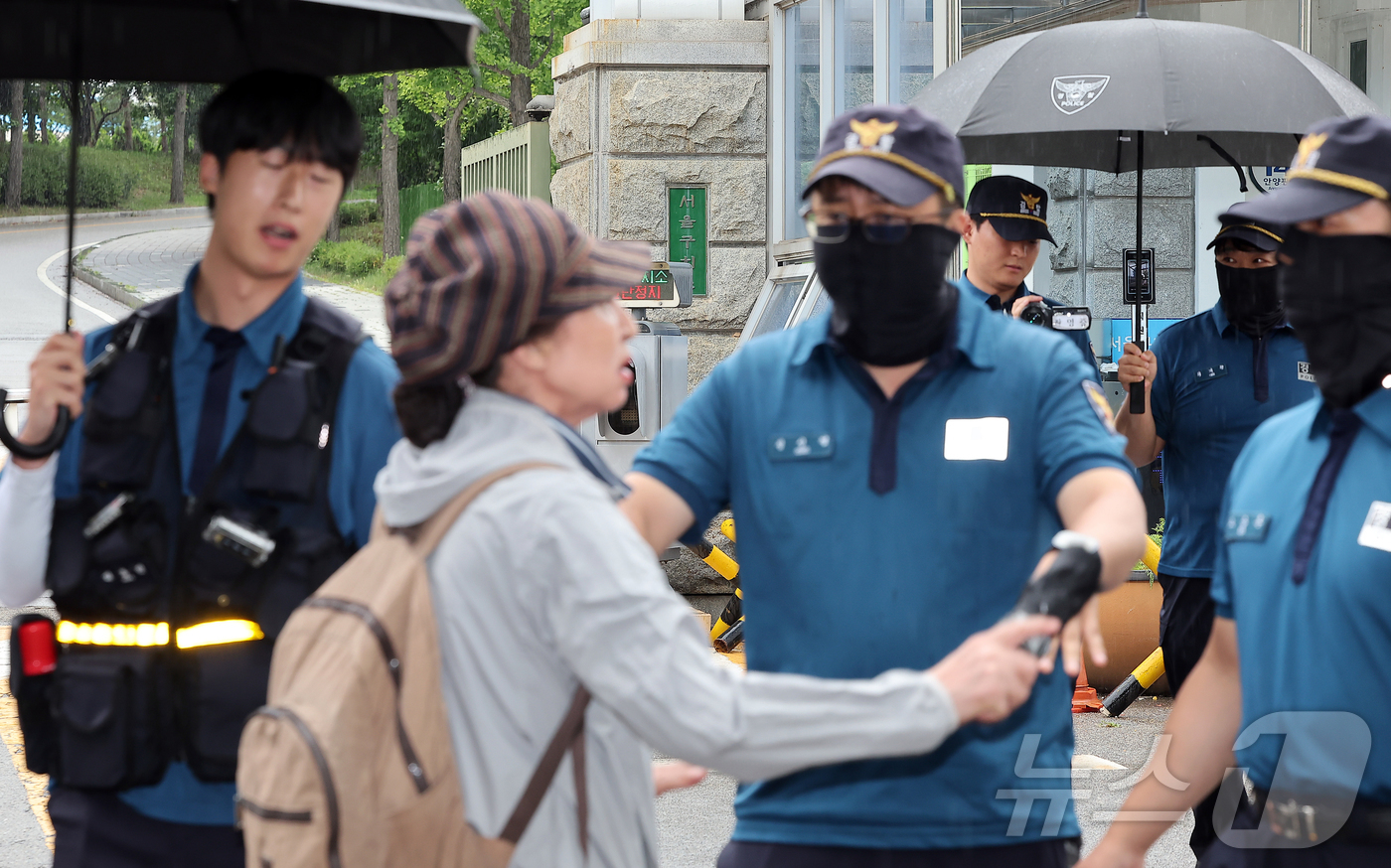 (서울=뉴스1) 김진환 기자 = 14일 오후 윤석열 전 대통령이 수감된 서울구치소 앞에 한 경찰이 배치돼 있다.조은석 내란 특검팀은 이날 윤 전 대통령이 서울구치소 수용실에서 나가 …