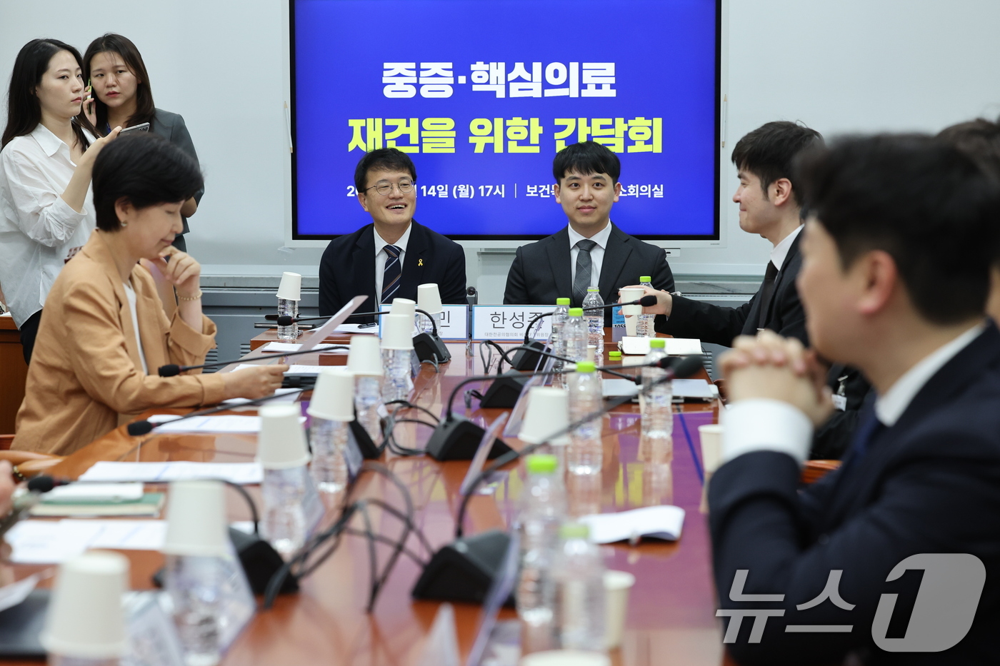 (서울=뉴스1) 안은나 기자 = 박주민 국회 보건복지위원회 위원장이 14일 오후 서울 여의도 국회에서 한성존 대한전공의협의회 비상대책위원장과 중증·핵심의료 재건을 위한 간담회에 앞 …