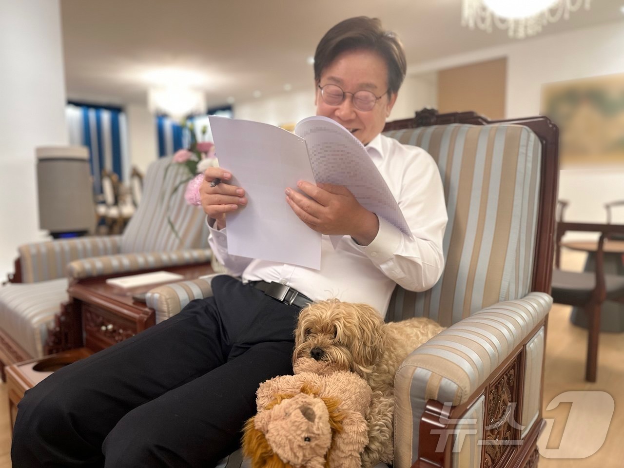 (서울=뉴스1) 이재명 기자 = 대통령실은 14일 이재명 대통령이 서울 한남동 관저에서 반려견 ‘바비’와 함께 있는 모습을 SNS에 공개했다. (이재명 대통령 SNS. 재판매 및 …