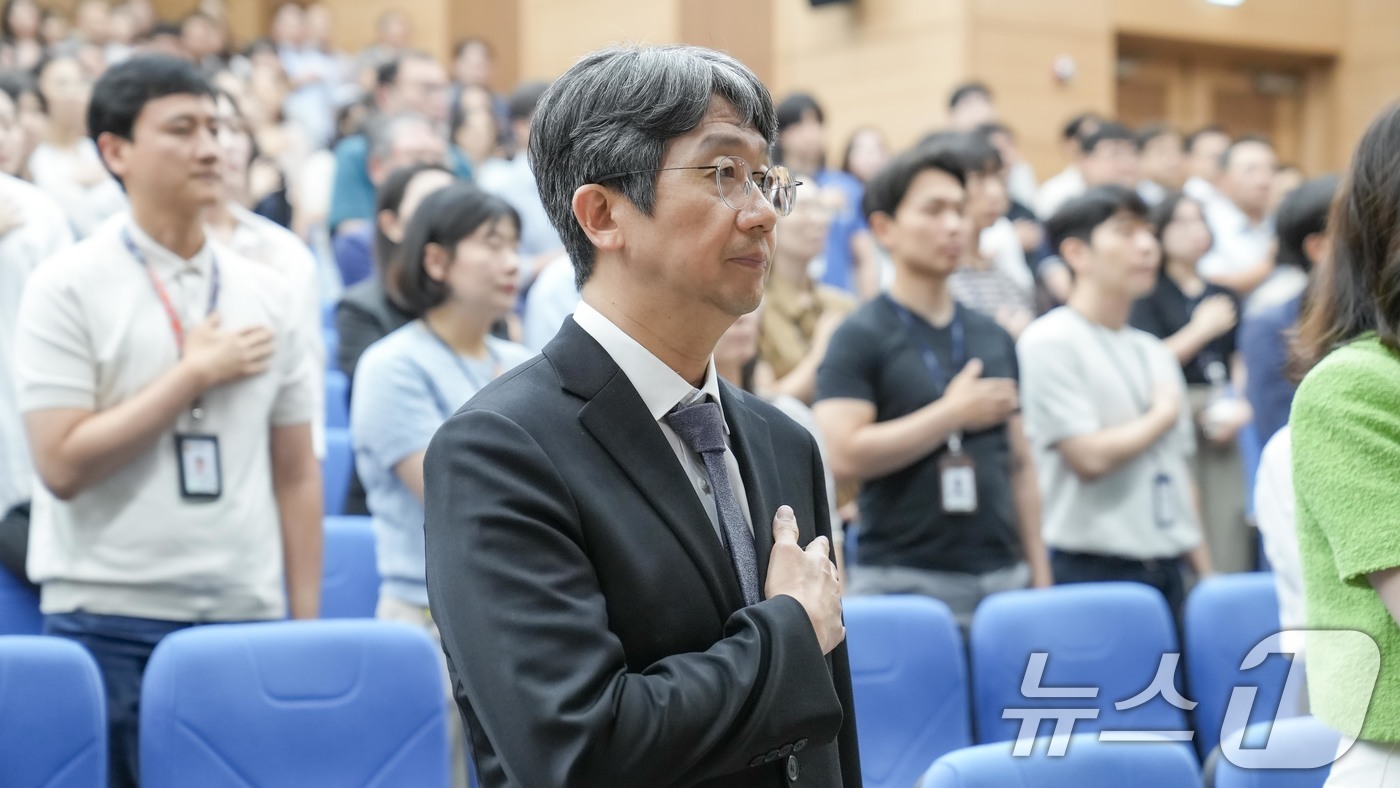 (서울=뉴스1) = 임승관 질병관리청장이 14일 충북 청주시 질병관리청에서 열린 취임식에서 국기에 대한 경례를 하고 있다. (질병관리청 제공. 재판매 및 DB금지) 2025.7.1 …