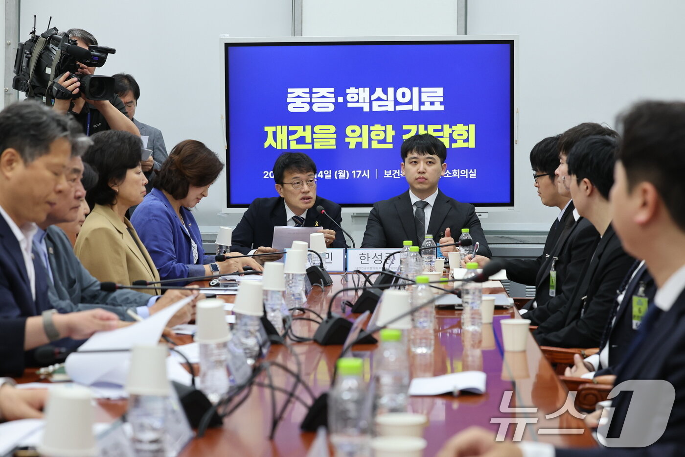 본문 이미지 - 지난 14일 오후 서울 여의도 국회에서 한성존 대한전공의협의회 비상대책위원장과 박주민 국회 보건복지위원회 위원장이  중증·핵심의료 재건을 위한 간담회를 하고 있다. 2025.7.14/뉴스1 ⓒ News1 안은나 기자