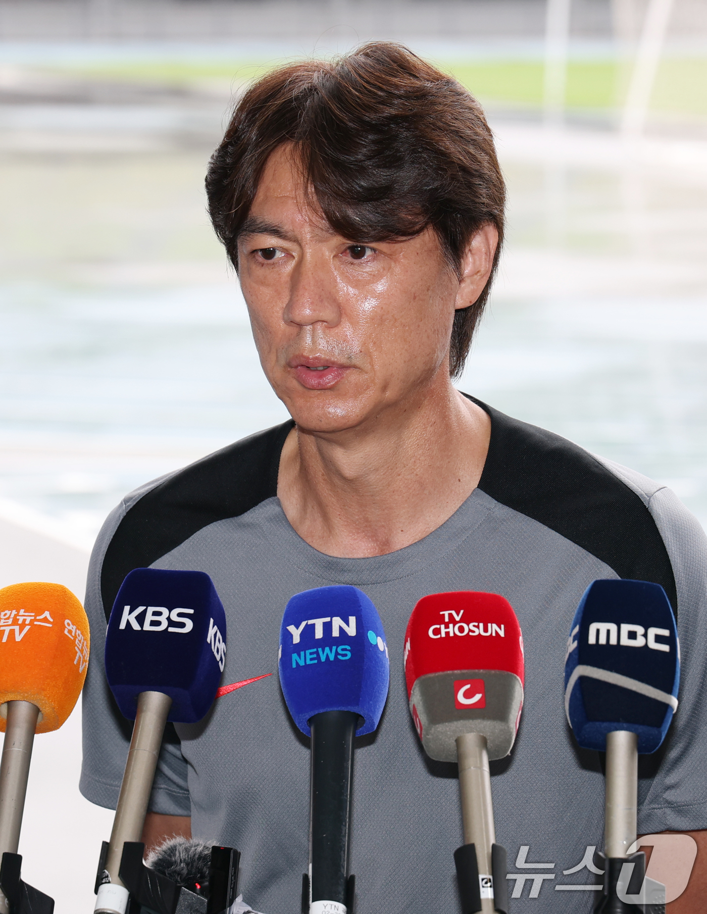 (성남=뉴스1) 김영운 기자 = 홍명보 대한민국 대표팀 감독이 14일 오후 경기 성남시 중원구 성남종합운동장에서 2025 동아시아축구연맹(EAFF) E1 챔피언십(동아시안컵) 한일 …