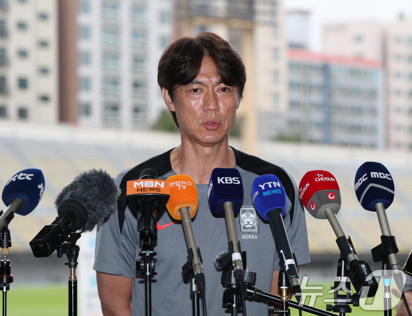 (성남=뉴스1) 김영운 기자 = 홍명보 대한민국 대표팀 감독이 14일 오후 경기 성남시 중원구 성남종합운동장에서 2025 동아시아축구연맹(EAFF) E1 챔피언십(동아시안컵) 한일 …