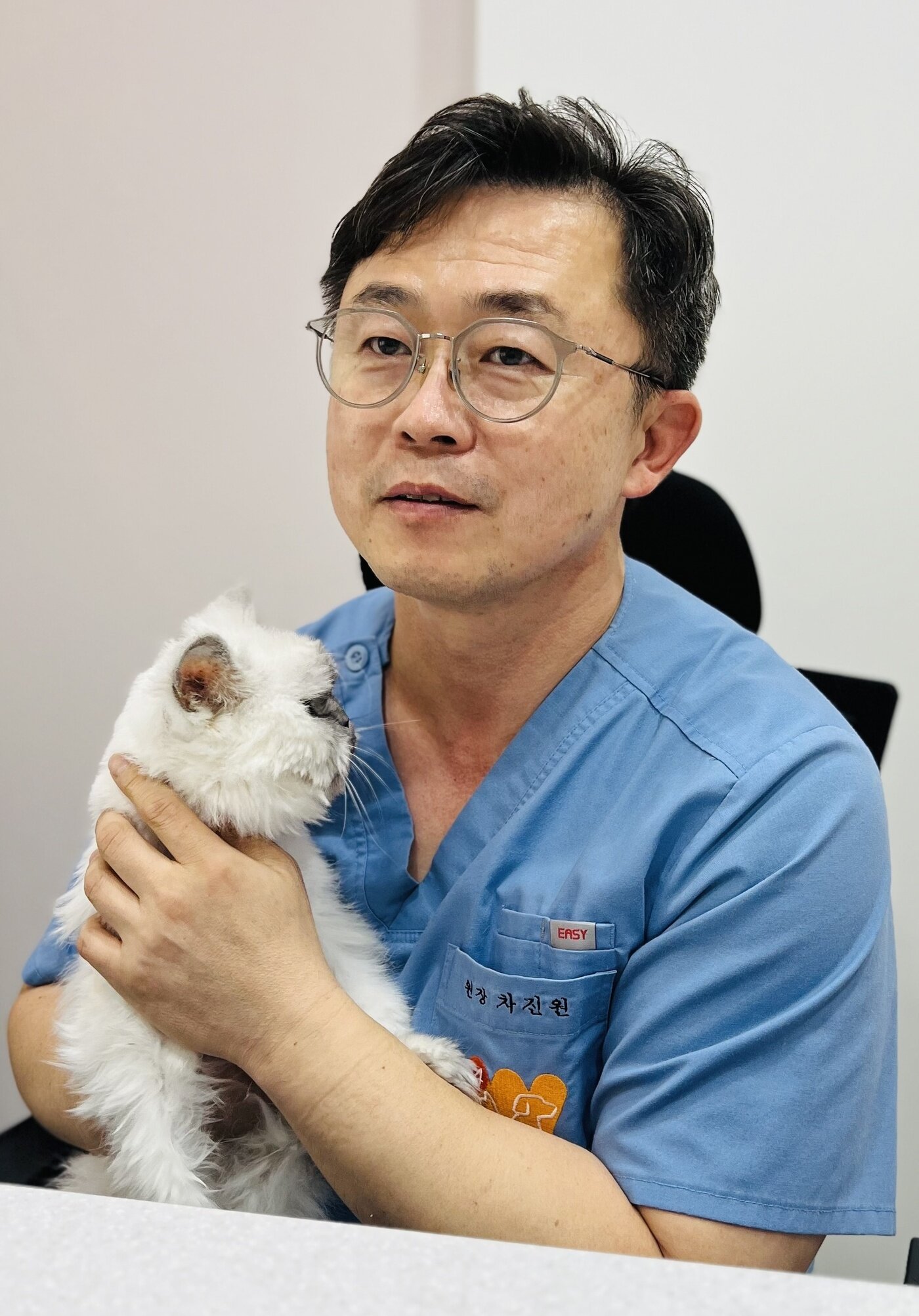 본문 이미지 - 차진원 수의사가 동물병원에서 구조해 기르는 고양이와 함께 사진을 찍고 있다. ⓒ 뉴스1