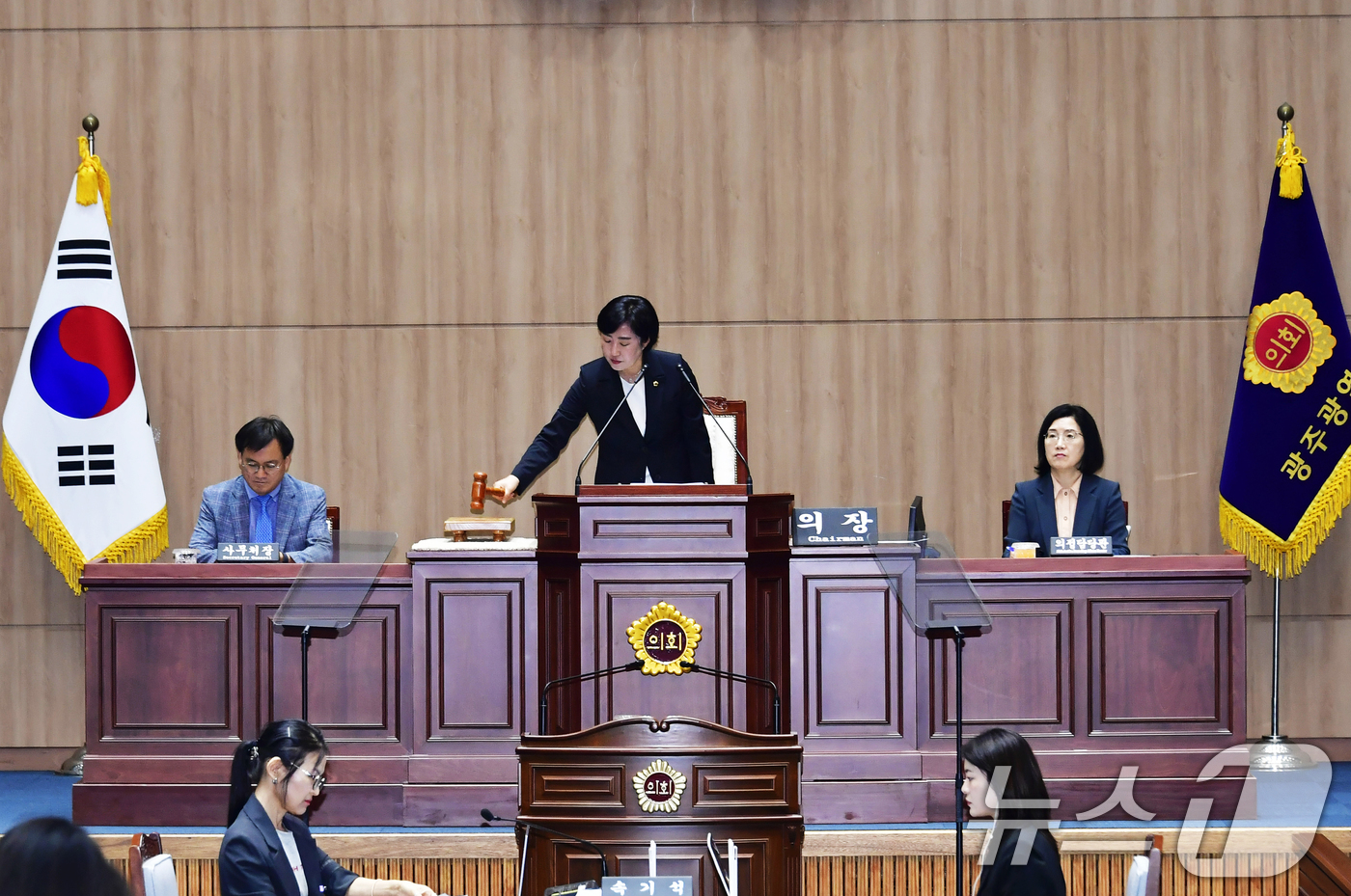 (광주=뉴스1) 박준배 기자 = 신수정 광주시의회 의장이 14일 임시회 2차 본회의 개회를 선언하고 있다.(광주시의회 제공. 재판매 및 DB 금지) 2025.7.14/뉴스1