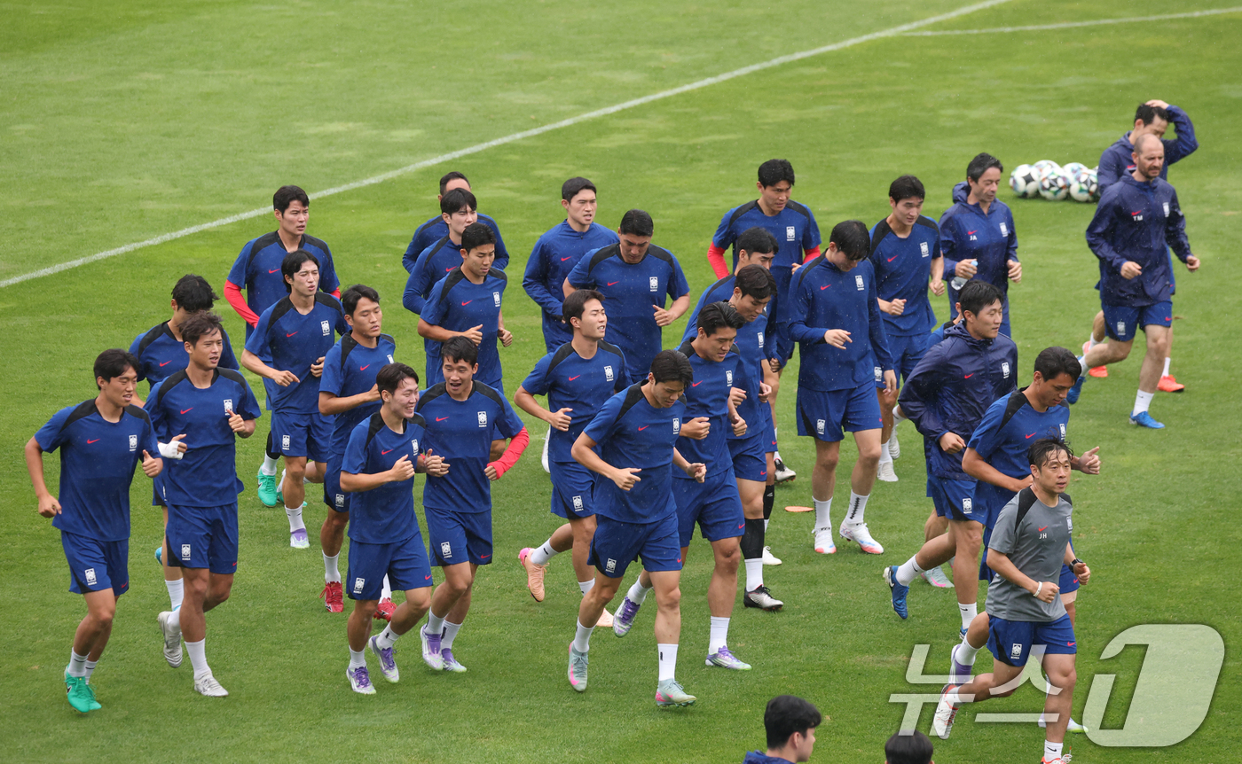 (성남=뉴스1) 김영운 기자 = 2025 동아시아축구연맹(EAFF) E1 챔피언십(동아시안컵) 한일전을 앞둔 대한민국 축구 국가대표팀 선수들이 14일 오후 경기 성남시 중원구 성남 …