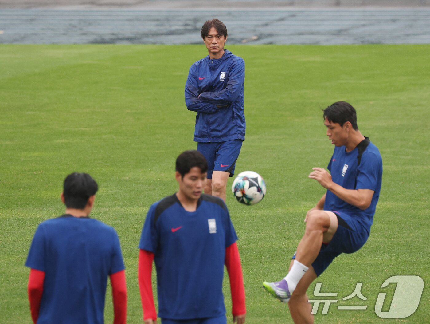 본문 이미지 - 선수들의 훈련을 지켜보는 홍명보 감독&#40;가운데&#41;. 2025.7.14/뉴스1 ⓒ News1 김영운 기자