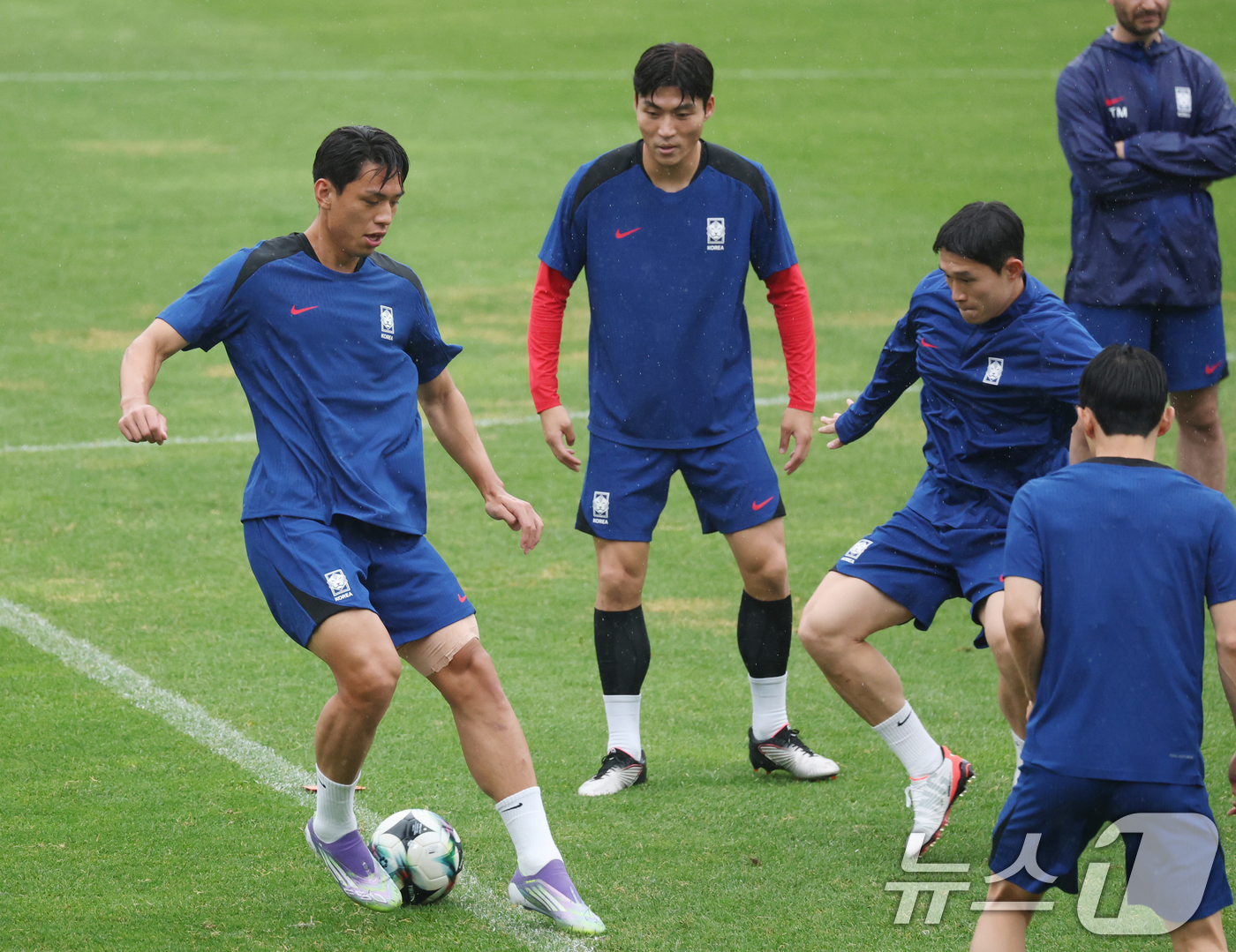 (성남=뉴스1) 김영운 기자 = 오세훈이 14일 오후 경기 성남시 중원구 성남종합운동장에서 2025 동아시아축구연맹(EAFF) E1 챔피언십(동아시안컵) 한일전을 앞두고 훈련을 하 …