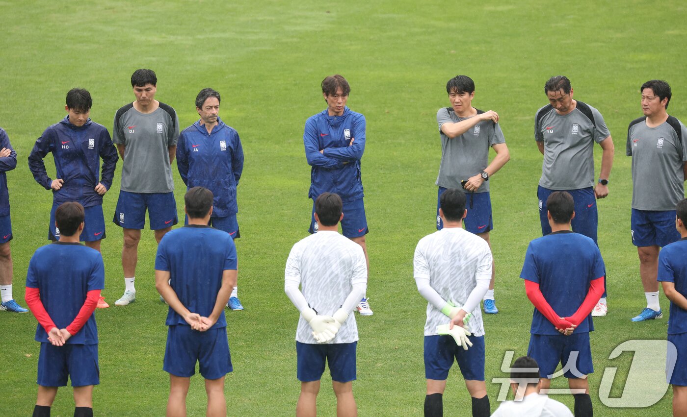 본문 이미지 - 홍명보 대한민국 대표팀 감독이 14일 오후 경기 성남시 중원구 성남종합운동장에서 2025 동아시아축구연맹&#40;EAFF&#41; E1 챔피언십&#40;동아시안컵&#41; 한일전을 앞두고 선수들과 이야기를 하고 있다. 2025.7.14/뉴스1 ⓒ News1 김영운 기자