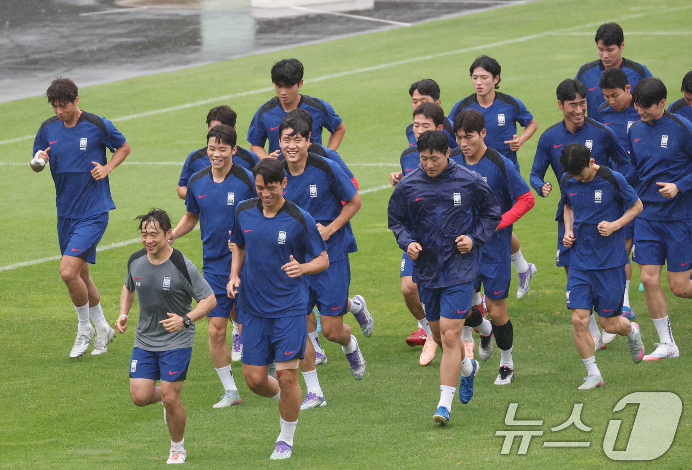 (성남=뉴스1) 김영운 기자 = 2025 동아시아축구연맹(EAFF) E1 챔피언십(동아시안컵) 한일전을 앞둔 대한민국 축구 국가대표팀 선수들이 14일 오후 경기 성남시 중원구 성남 …