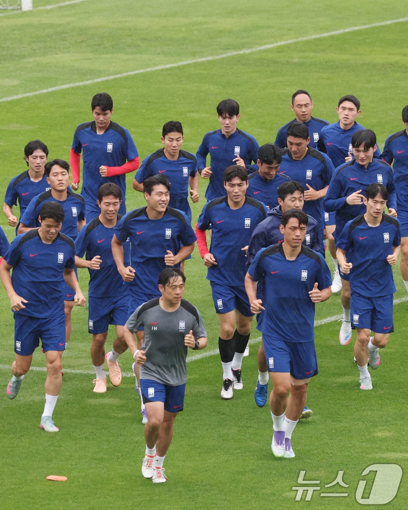 (성남=뉴스1) 김영운 기자 = 2025 동아시아축구연맹(EAFF) E1 챔피언십(동아시안컵) 한일전을 앞둔 대한민국 축구 국가대표팀 선수들이 14일 오후 경기 성남시 중원구 성남 …