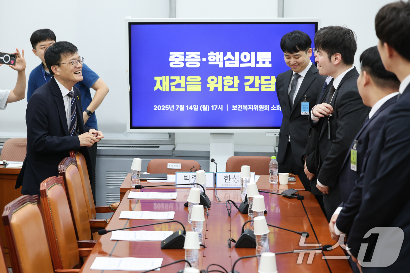 (서울=뉴스1) 안은나 기자 = 박주민 국회 보건복지위원회 위원장(왼쪽)이 14일 오후 서울 여의도 국회에서 열린 중증·핵심의료 재건을 위한 간담회에서 한성존 대한전공의협의회 비상 …